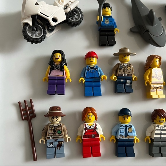 LEGO People Bundle - Lego Shark Farmer Police - Picture 2 of 3